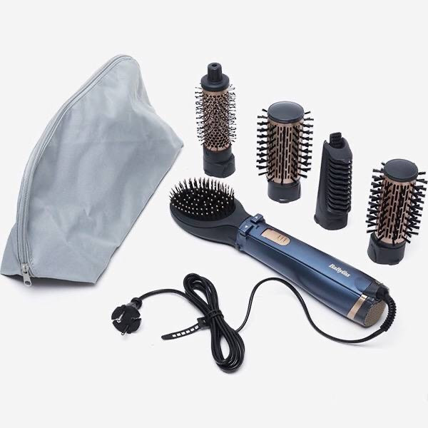 سشوار برسدار چرخشی 1000 وات بابیلیس مدل AS966ROE، موتور DC، وزن 500 گرم، دارای سری شانهدار، سری برسدار گرد باریک، سری برسدار گرد پهن، سری برسدار تخت، کیف نگهدارنده با ویژگی فرکنندگی، صافکنندگی، حجمدهندگی، با قابلیت باد سرد، فناوری تولید یون