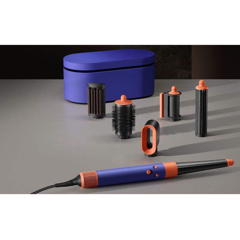 سشوار برسدار حالتدهنده 1300 وات دایسون مدل Airwrap id HS08 Straight+Wavy، موتور BLDC، وزن 630 گرم، دارای سری شانهدار، سری برسدار گرد پهن، کیف نگهدارنده، خشککن ملایم، متمرکزکننده باریک، متمرکزکننده پهن با ویژگی فرکنندگی، صافکنندگی، حجمدهندگی