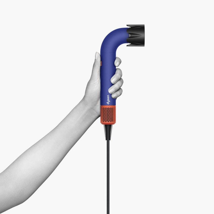 سشوار حرفهای 1700 وات دایسون مدل Supersonic r HD 18، موتور DC، وزن 680 گرم، دارای سری متمرکزکننده پهن، سری شانهدار، سری برسدار تخت، خشککن ملایم با ویژگی فرکنندگی، صافکنندگی، حجمدهندگی، با قابلیت باد سرد