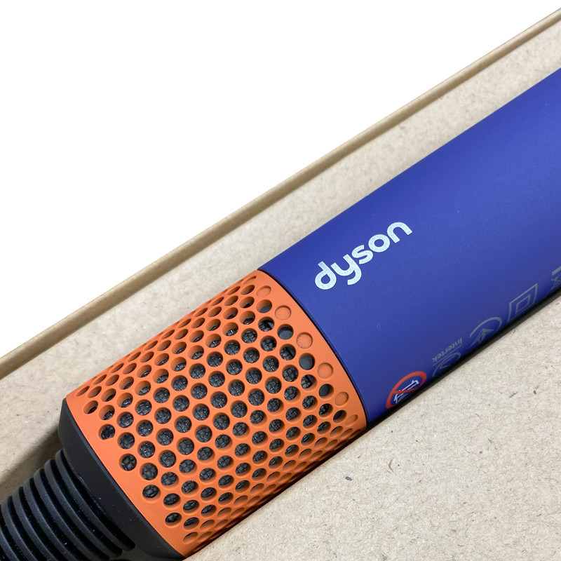 سشوار حرفهای 1700 وات دایسون مدل Supersonic r HD 18، موتور DC، وزن 680 گرم، دارای سری متمرکزکننده پهن، سری شانهدار، سری برسدار تخت، خشککن ملایم با ویژگی فرکنندگی، صافکنندگی، حجمدهندگی، با قابلیت باد سرد