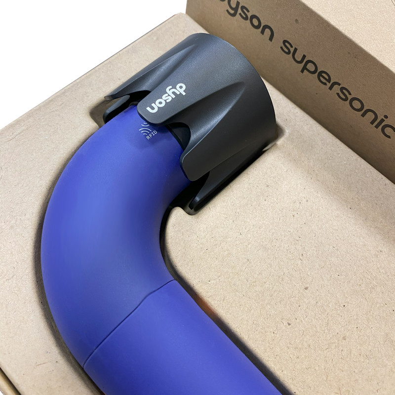 سشوار حرفهای 1700 وات دایسون مدل Supersonic r HD 18، موتور DC، وزن 680 گرم، دارای سری متمرکزکننده پهن، سری شانهدار، سری برسدار تخت، خشککن ملایم با ویژگی فرکنندگی، صافکنندگی، حجمدهندگی، با قابلیت باد سرد
