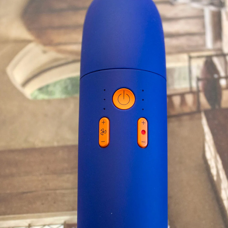 سشوار حرفهای 1700 وات دایسون مدل Supersonic r HD 18، موتور DC، وزن 680 گرم، دارای سری متمرکزکننده پهن، سری شانهدار، سری برسدار تخت، خشککن ملایم با ویژگی فرکنندگی، صافکنندگی، حجمدهندگی، با قابلیت باد سرد