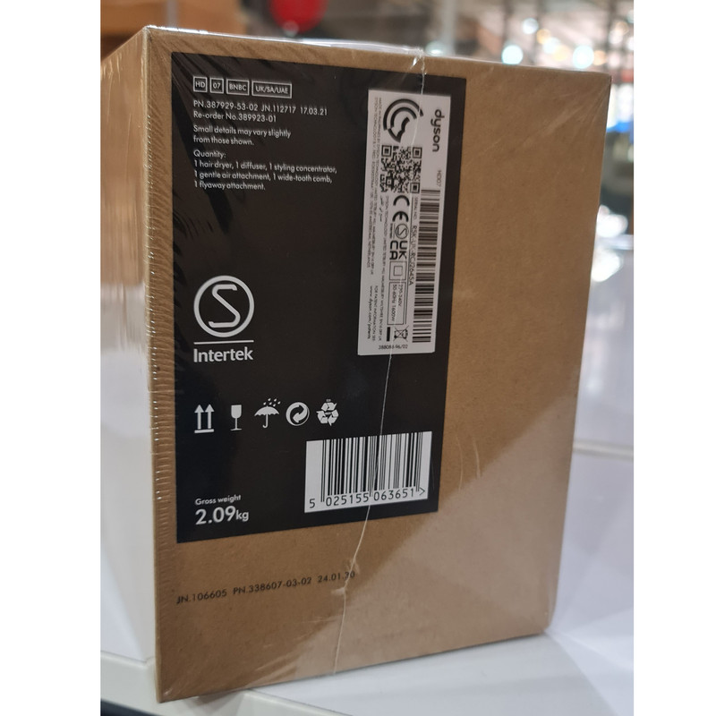 سشوار حرفهای 1600 وات دایسون مدل HD07 Supersonic، موتور AC، وزن 659 گرم، المنت سرامیک، دارای سری دیسپانسر، متمرکزکننده پهن، سری برسدار گرد پهن، سری دندانهدار، نازل صافکننده با ویژگی صافکنندگی، حجمدهندگی، با قابلیت باد سرد، فناوری تولید یون