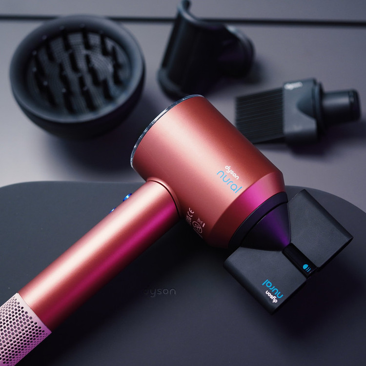 سشوار حرفهای 1600 وات دایسون مدل Supersonic HD08، موتور AC، وزن 650 گرم، المنت سرامیک تورمالین، دارای سری دیسپانسر، متمرکزکننده باریک، متمرکزکننده پهن با ویژگی فرکنندگی، صافکنندگی، با قابلیت فناوری تولید یون