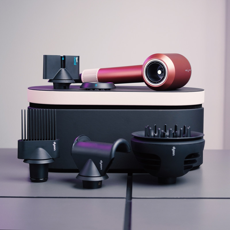 سشوار حرفهای 1600 وات دایسون مدل Supersonic HD08، موتور AC، وزن 650 گرم، المنت سرامیک تورمالین، دارای سری دیسپانسر، متمرکزکننده باریک، متمرکزکننده پهن با ویژگی فرکنندگی، صافکنندگی، با قابلیت فناوری تولید یون