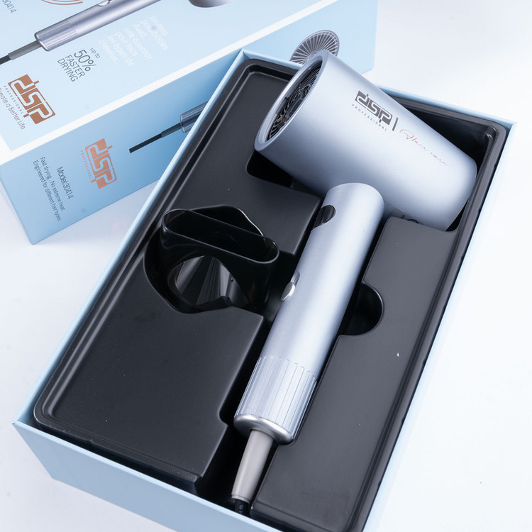 سشوار دی اس پی مدل 30414 با موتور قدرتمند DC385 و توان 1600 وات، دارای صفحه نمایش دیجیتال، سه حالت دمایی، سری متمرکز کننده و کابل 1.8 متری، مناسب استفاده خانگی و نیمه حرفهای