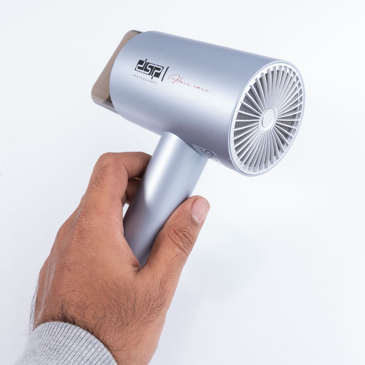 سشوار دی اس پی مدل 30414 با موتور قدرتمند DC385 و توان 1600 وات، دارای صفحه نمایش دیجیتال، سه حالت دمایی، سری متمرکز کننده و کابل 1.8 متری، مناسب استفاده خانگی و نیمه حرفهای