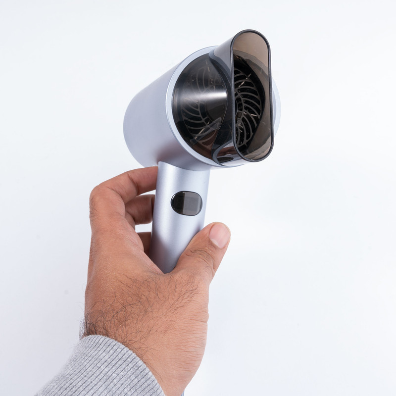 سشوار دی اس پی مدل 30414 با موتور قدرتمند DC385 و توان 1600 وات، دارای صفحه نمایش دیجیتال، سه حالت دمایی، سری متمرکز کننده و کابل 1.8 متری، مناسب استفاده خانگی و نیمه حرفهای