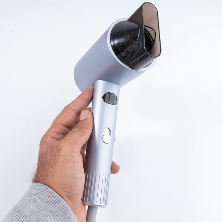 سشوار دی اس پی مدل 30414 با موتور قدرتمند DC385 و توان 1600 وات، دارای صفحه نمایش دیجیتال، سه حالت دمایی، سری متمرکز کننده و کابل 1.8 متری، مناسب استفاده خانگی و نیمه حرفهای