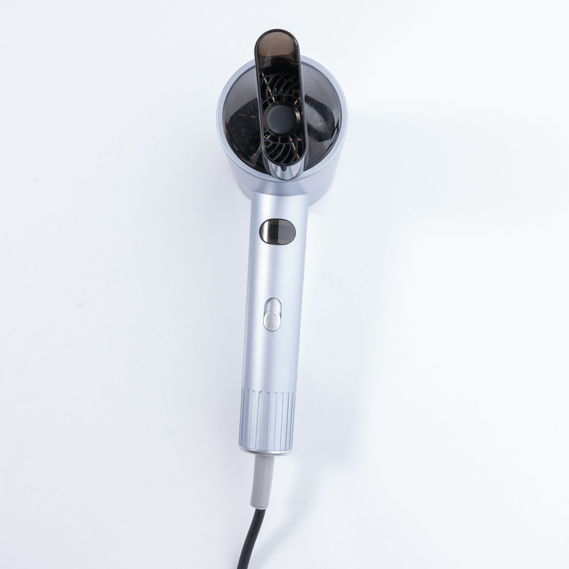 سشوار دی اس پی مدل 30414 با موتور قدرتمند DC385 و توان 1600 وات، دارای صفحه نمایش دیجیتال، سه حالت دمایی، سری متمرکز کننده و کابل 1.8 متری، مناسب استفاده خانگی و نیمه حرفهای