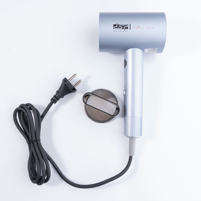 سشوار دی اس پی مدل 30414 با موتور قدرتمند DC385 و توان 1600 وات، دارای صفحه نمایش دیجیتال، سه حالت دمایی، سری متمرکز کننده و کابل 1.8 متری، مناسب استفاده خانگی و نیمه حرفهای