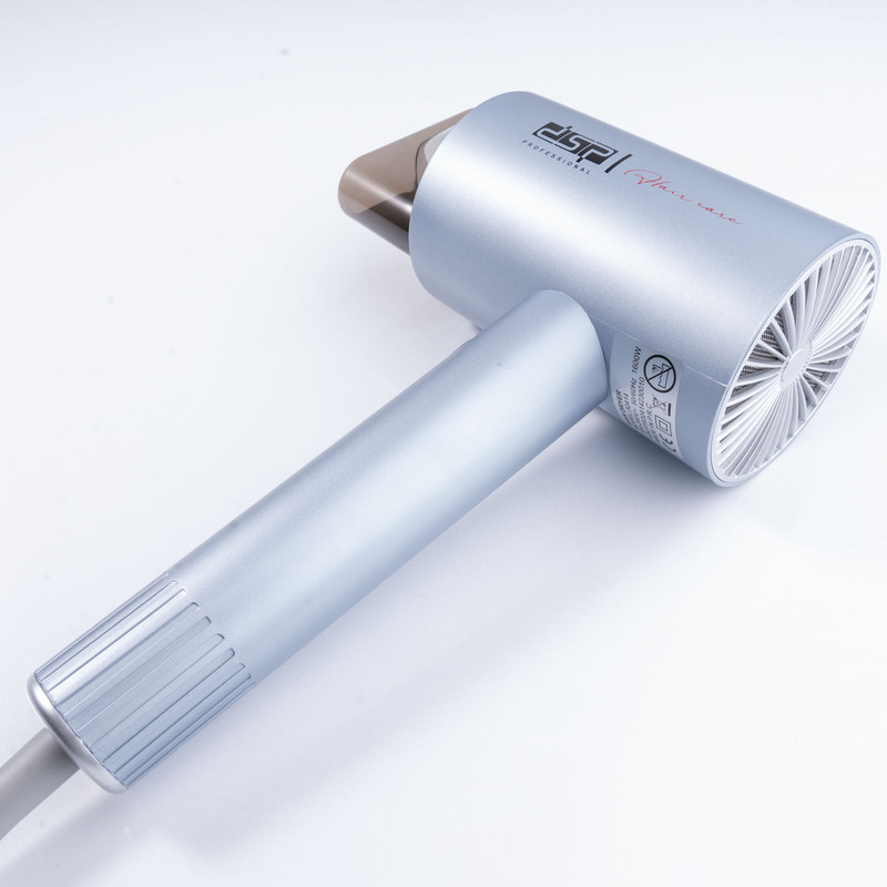 سشوار دی اس پی مدل 30414 با موتور قدرتمند DC385 و توان 1600 وات، دارای صفحه نمایش دیجیتال، سه حالت دمایی، سری متمرکز کننده و کابل 1.8 متری، مناسب استفاده خانگی و نیمه حرفهای