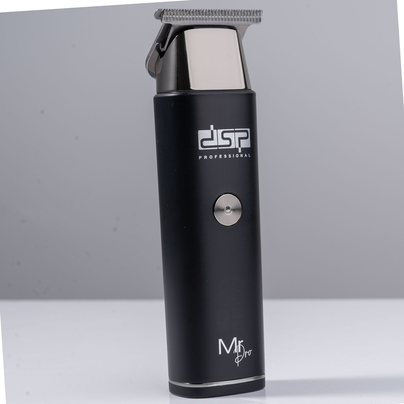 ماشین اصلاح موی سر و صورت دی اس پی مدل 91095 با تیغه استیل ضدزنگ، موتور 6700 دور در دقیقه، باتری لیتیومی 600mAh، شارژ و استفاده 120 دقیقهای، صفحه نمایش شارژ و عملکرد توربو همراه با 3 شانه 1.5، 3 و 4.5 میلیمتری