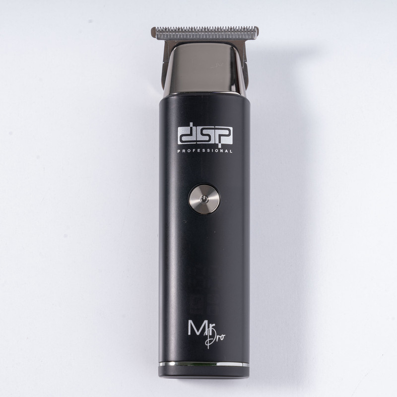 ماشین اصلاح موی سر و صورت دی اس پی مدل 91095 با تیغه استیل ضدزنگ، موتور 6700 دور در دقیقه، باتری لیتیومی 600mAh، شارژ و استفاده 120 دقیقهای، صفحه نمایش شارژ و عملکرد توربو همراه با 3 شانه 1.5، 3 و 4.5 میلیمتری