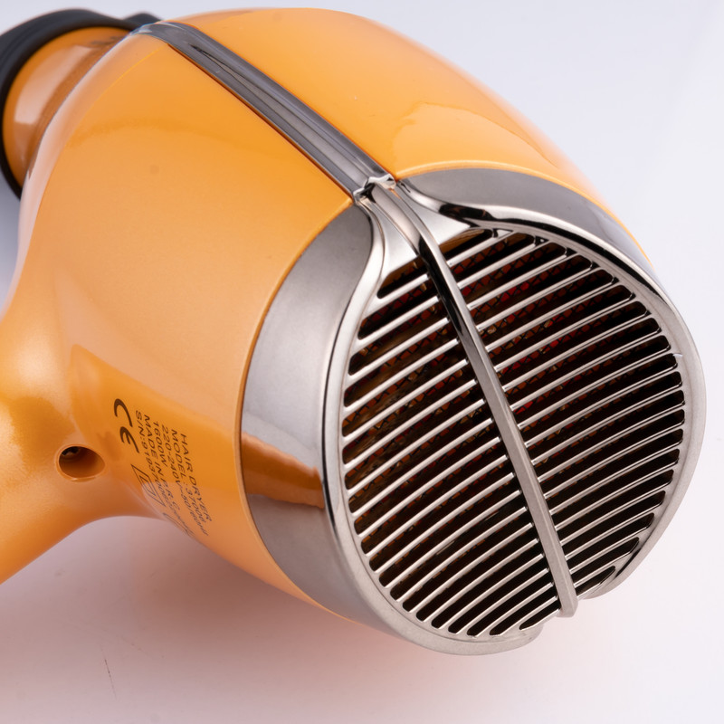 سشوار حرفهای دی اس پی مدل 37006، موتور AC با توان مصرفی 1600 وات، دارای قابلیت باد سرد و فناوری تولید یون، دسته ارگونومیک، با حالت صافکننده و حجمدهنده، وزن 350 گرم، تنظیم حرارت 3 حالته و کنترل سرعت 2 حالته، به همراه 2 سری متمرکزکننده